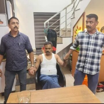 വിജിലൻസ് റെയ്ഡിനിടെ മതിൽ ചാടി ഓടി; ചേർത്തല ഡിവൈ.എസ്.പിയെ അരക്കിലോമീറ്റർ പിന്തുടർന്ന് പിടികൂടി