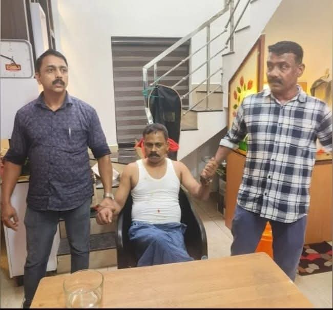 IMG-20260528-WA0060 വിജിലൻസ് റെയ്ഡിനിടെ മതിൽ ചാടി ഓടി; ചേർത്തല ഡിവൈ.എസ്.പിയെ അരക്കിലോമീറ്റർ പിന്തുടർന്ന് പിടികൂടി